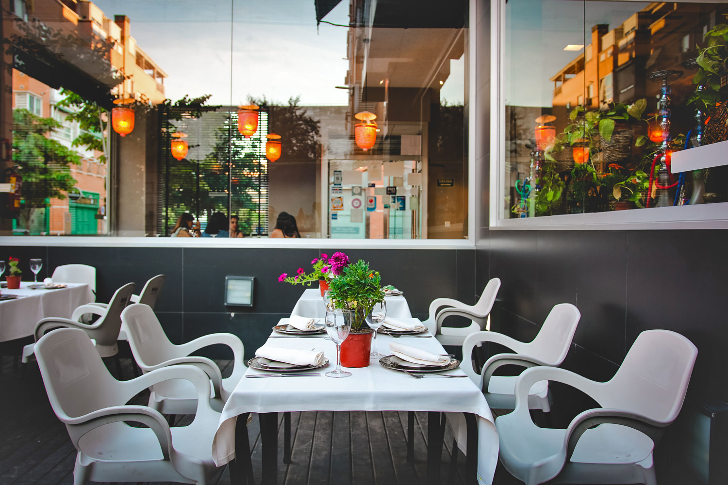 Terraza del restaurante indio Arpit en Las Tablas